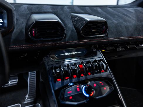 Used 2018 Lamborghini Huracan Performante AWD/4WD image 46