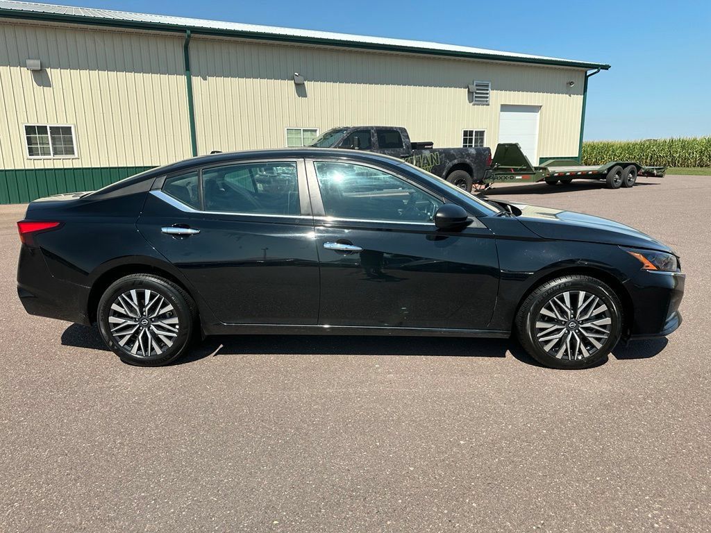Used 2025 Nissan Altima 2.5 SV AWD/4WD image 34