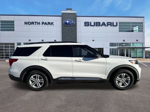 Used 2020 Ford Explorer XLT image 2