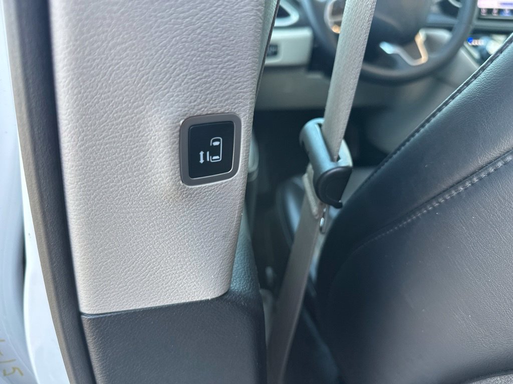 Used 2024 Chrysler Pacifica Limited FWD image 9