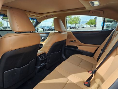Used 2025 Lexus ES 350 w/ Premium Package image 17