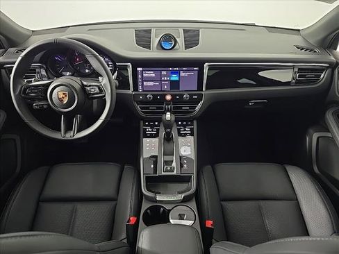Certified 2025 Porsche Macan image 27