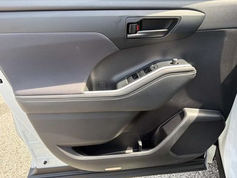 Used 2022 Toyota Highlander L FWD image 20