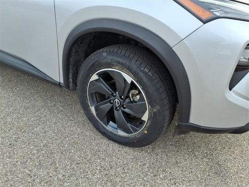 Used 2024 Nissan Rogue SV image 4