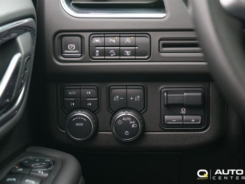 Used 2024 Chevrolet Suburban Z71 w/ Luxury Package image 24