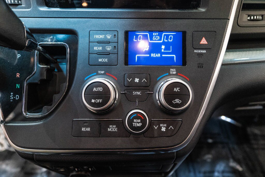 Used 2017 Toyota Sienna SE FWD image 24