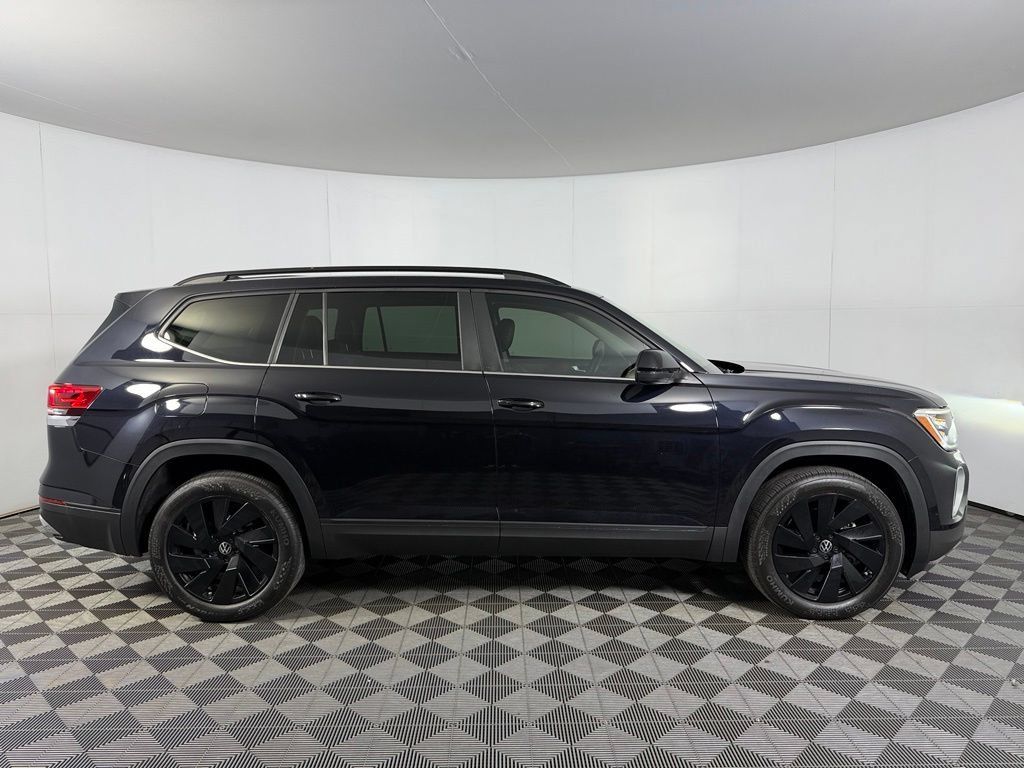 Used 2024 Volkswagen Atlas SE w/ Panoramic Sunroof Package FWD image 5