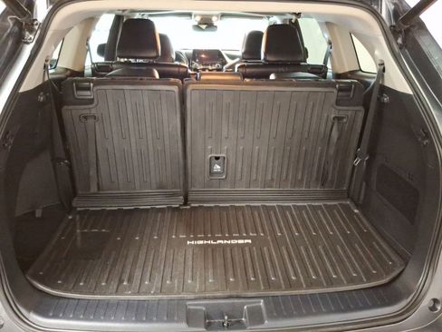 Used 2023 Toyota Highlander XLE AWD/4WD image 12