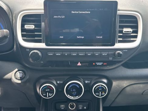 Used 2024 Hyundai Venue Limited FWD image 18