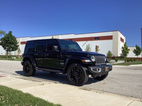 Used 2022 Jeep Wrangler Unlimited Sahara w/ Cold Weather Group AWD/4WD image 3