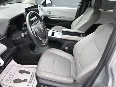 Certified 2025 Toyota Sienna XLE FWD image 19