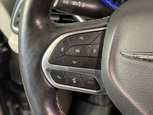 Used 2018 Chrysler Pacifica Touring-L Plus image 22