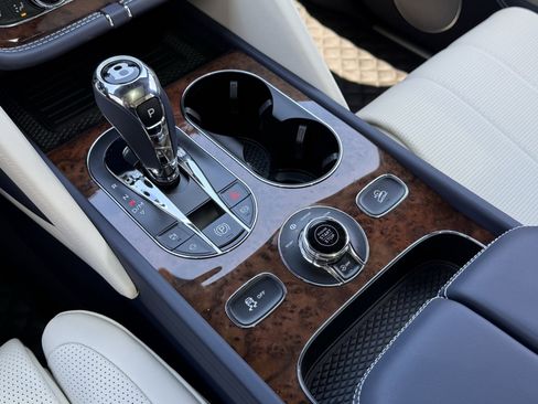 Used 2024 Bentley Bentayga image 22