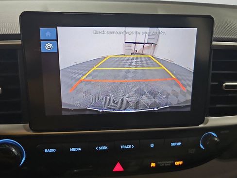 Certified 2025 Hyundai Venue SEL FWD image 17