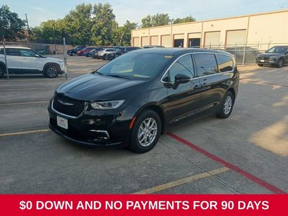 Used 2025 Chrysler Pacifica Select