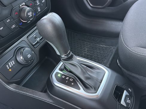 Used 2023 Jeep Renegade Latitude image 33