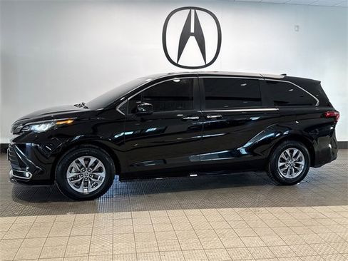 Used 2022 Toyota Sienna XLE image 3