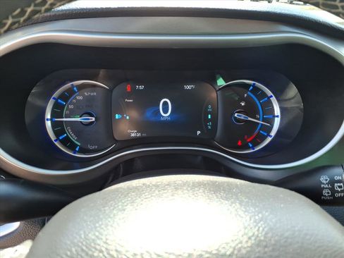Used 2023 Chrysler Pacifica Touring-L FWD image 25