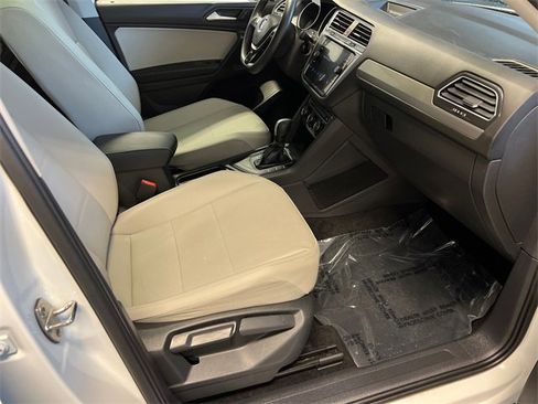 Used 2021 Volkswagen Tiguan SE w/ Panoramic Sunroof Package image 10
