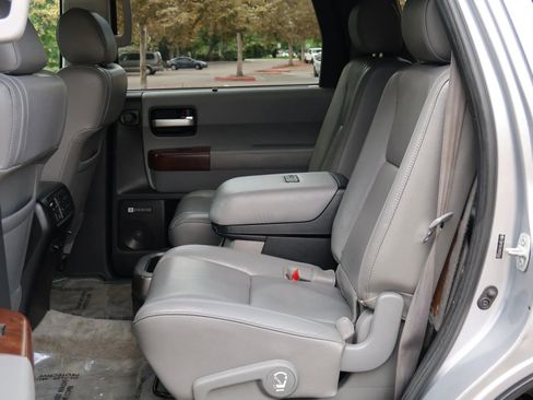 Used 2010 Toyota Sequoia Platinum image 22