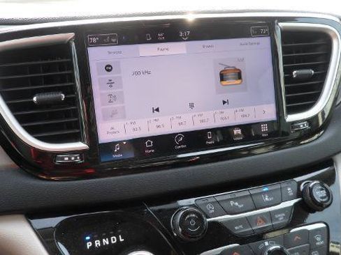 Used 2024 Chrysler Pacifica Touring-L FWD image 25