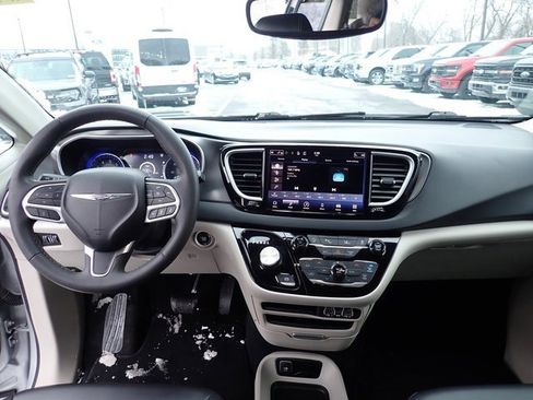 Used 2023 Chrysler Pacifica Touring-L image 20