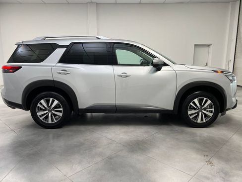 Used 2025 Nissan Pathfinder SL FWD image 10