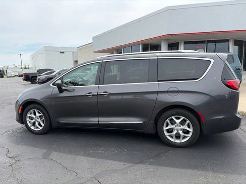 Used 2019 Chrysler Pacifica Touring-L Plus FWD image 8