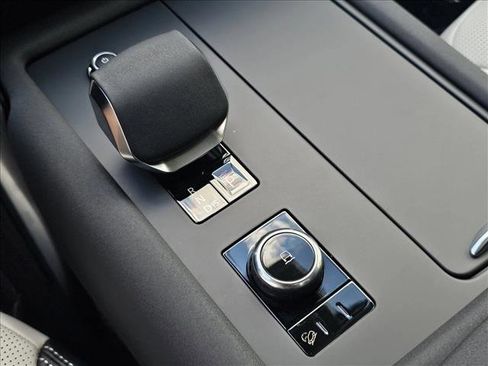 Certified 2025 Land Rover Discovery S AWD/4WD image 12