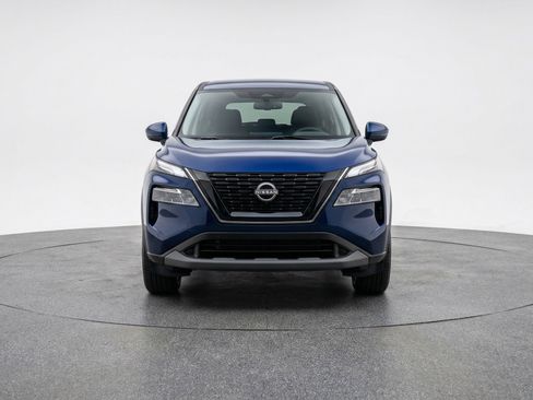 Used 2025 Nissan Rogue SV image 2