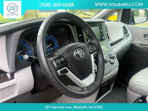 Used 2018 Toyota Sienna XLE Premium AWD/4WD image 9