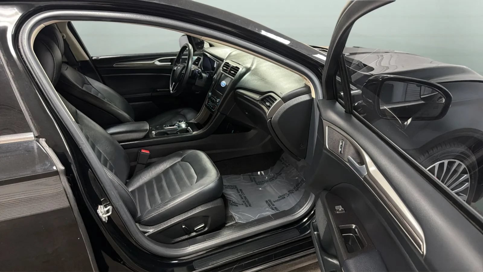 Used 2017 Ford Fusion SE w/ Fusion SE Technology Package FWD image 22