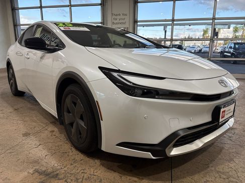 Certified 2025 Toyota Prius Plug-In Hybrid image 4