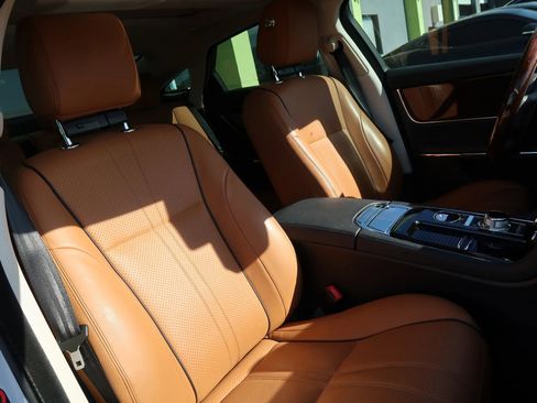 Used 2019 Jaguar XJ R-Sport RWD image 25
