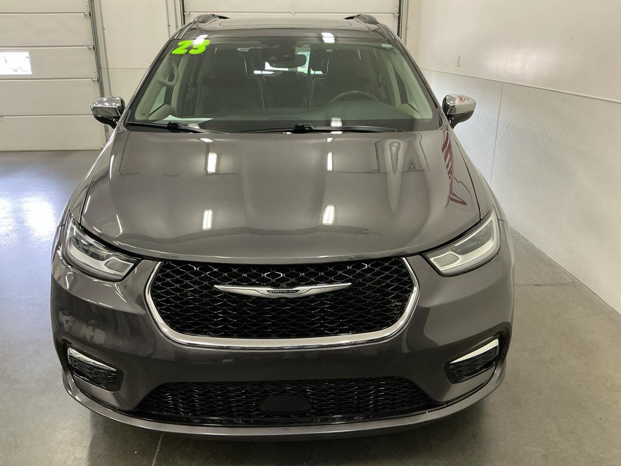 Used 2023 Chrysler Pacifica Limited FWD image 8