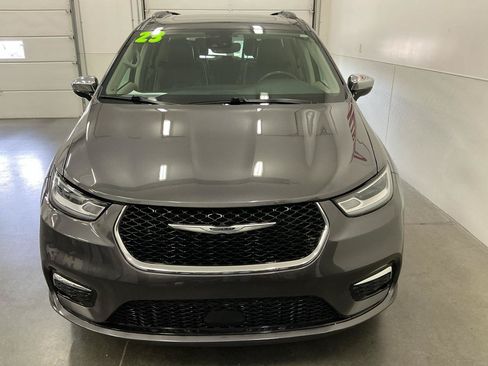 Used 2023 Chrysler Pacifica Limited FWD image 8