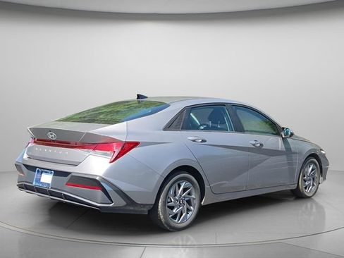 Used 2024 Hyundai Elantra SEL FWD image 7