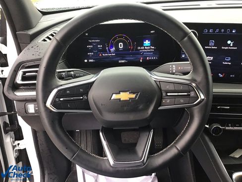 Used 2025 Chevrolet Traverse LT image 35