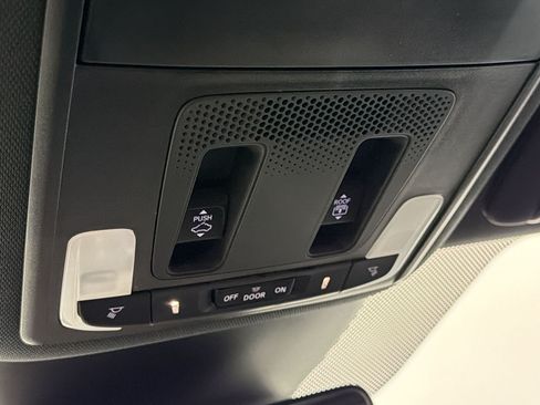 Used 2025 Honda Pilot TrailSport image 31