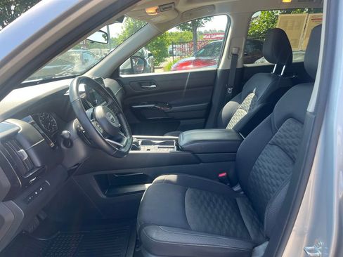 Used 2022 Nissan Pathfinder SV w/ SV Premium Package FWD image 9