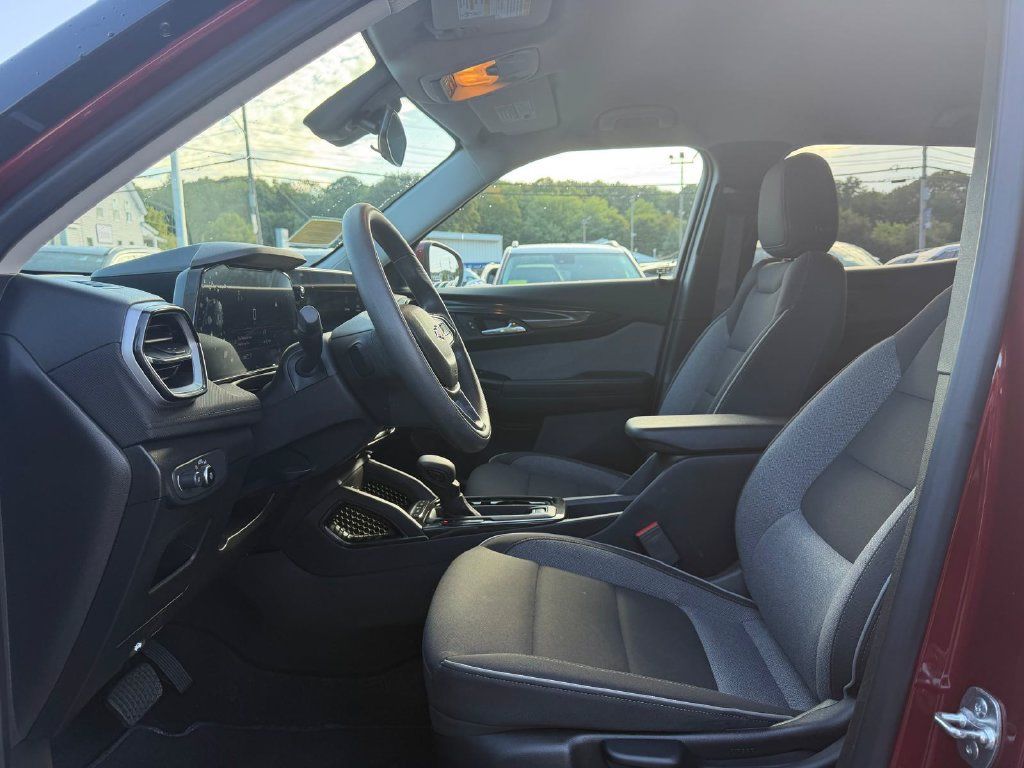 Used 2025 Chevrolet TrailBlazer LT AWD/4WD image 9
