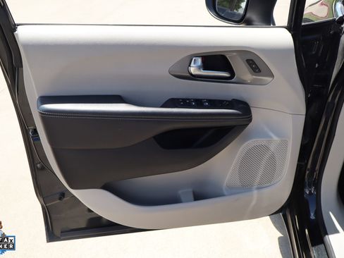Used 2023 Chrysler Pacifica Touring-L FWD image 12