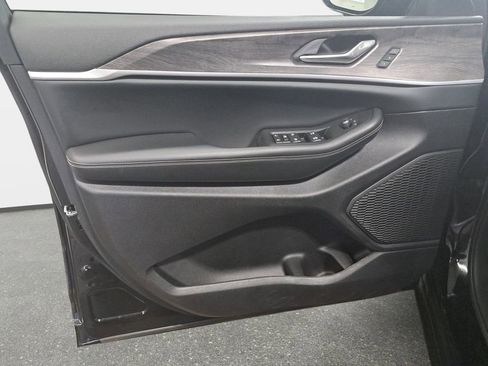 Certified 2024 Jeep Grand Cherokee Limited image 29