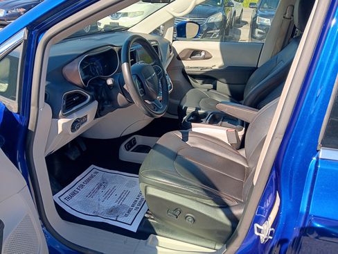 Used 2018 Chrysler Pacifica Touring-L FWD image 8