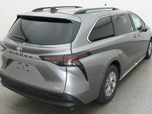 New 2026 Toyota Sienna XLE image 8