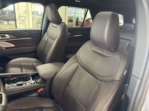 Used 2025 Ford Explorer Platinum image 25