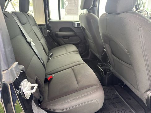 Used 2020 Jeep Wrangler Unlimited Sahara AWD/4WD image 16
