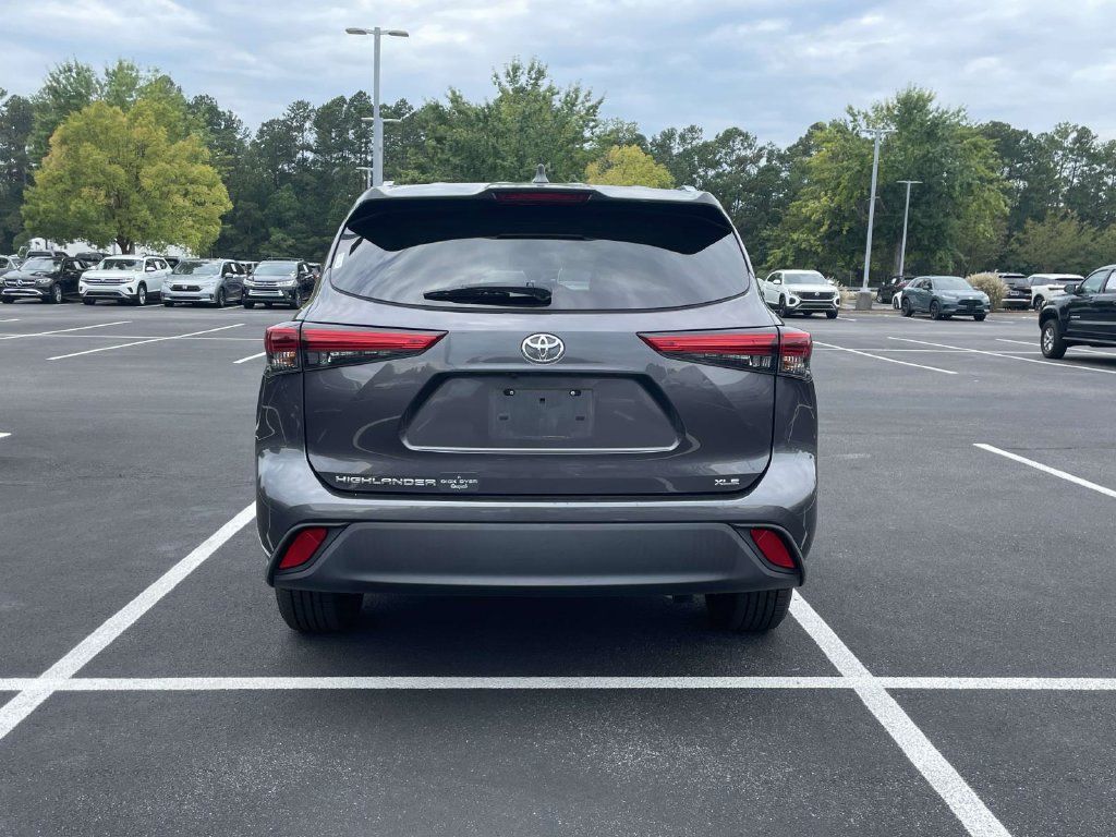 Used 2020 Toyota Highlander XLE FWD image 6