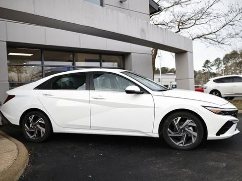 Certified 2025 Hyundai Elantra Limited image 4