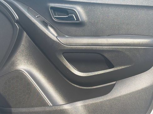 Used 2020 Chevrolet Trax LT w/ LT Convenience Package FWD image 21
